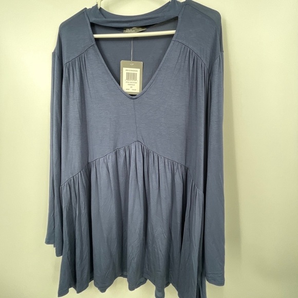 89th & Madison Shibori Blue caged v neck stretch long  sleeve top 2X - Picture 2 of 7